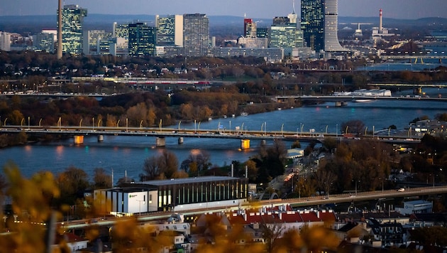Einige Bauernregeln sollen besagen, wie das Wetter im Herbst (im Bild Wien) wird.