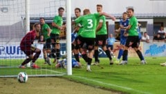 Wals-Grünau (grün) verspielte einen Zwei-Tore-Vorsprung gegen die LASK Amateure.