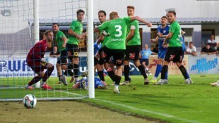 Wals-Grünau (grün) verspielte einen Zwei-Tore-Vorsprung gegen die LASK Amateure.