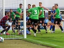 Wals-Grünau (grün) verspielte einen Zwei-Tore-Vorsprung gegen die LASK Amateure.