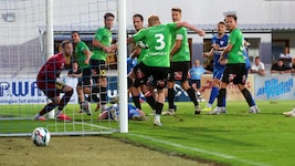 Wals-Grünau (grün) verspielte einen Zwei-Tore-Vorsprung gegen die LASK Amateure.