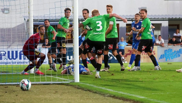 Wals-Grünau (grün) verspielte einen Zwei-Tore-Vorsprung gegen die LASK Amateure.