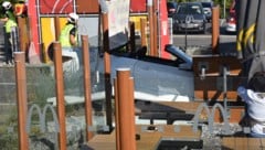 Mit einem Satz landete das weiße Cabrio im Gastgarten des Fastfoodlokals.