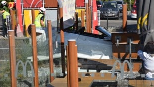 Noch ist nicht klar, warum das weiße Cabrio im Gastgarten gelandet ist.