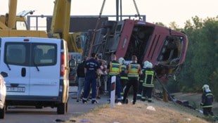 Mindestens zwölf Personen wurden bei dem Busunfall in Ungarn getötet, weitere Reisende wurden ...