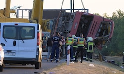 Mindestens zwölf Personen wurden bei dem Busunfall in Ungarn getötet, weitere Reisende wurden ...