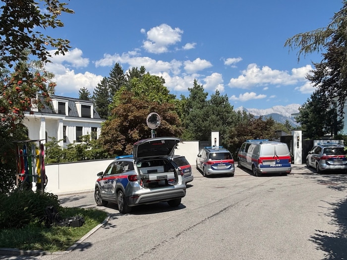 Kurz nach 13 Uhr wurden mehrere Streifen zur Villa beordert.