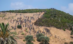 Knapp 300 Migranten wurden am Samstag von den marokkanischen Behörden nahe der Grenze zu Ceuta ...