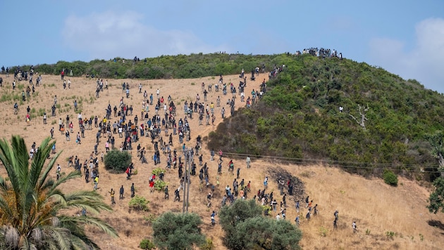 Knapp 300 Migranten wurden am Samstag von den marokkanischen Behörden nahe der Grenze zu Ceuta ...