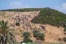 Knapp 300 Migranten wurden am Samstag von den marokkanischen Behörden nahe der Grenze zu Ceuta ...