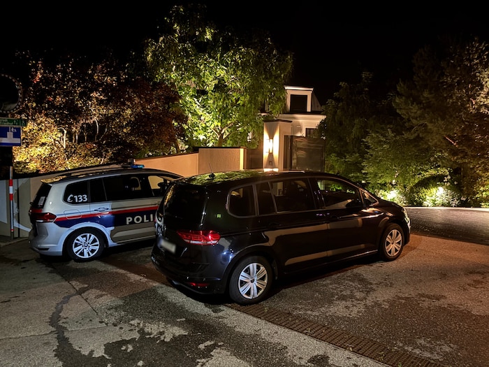 Auch um Mitternacht war die Polizei (noch oder wieder) vor Ort.