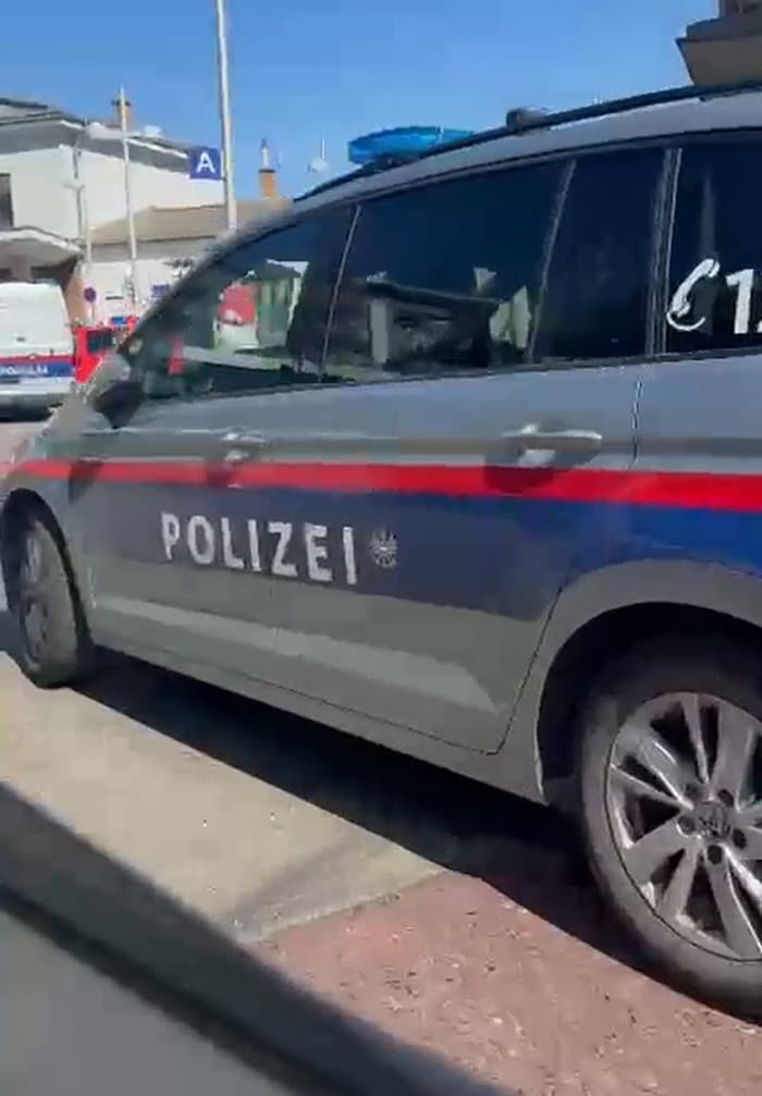 Einsatzkräfte am Bahnhof Liesing