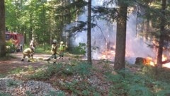 Die Feuerwehr musste eine lange Leitung zum Brand legen.