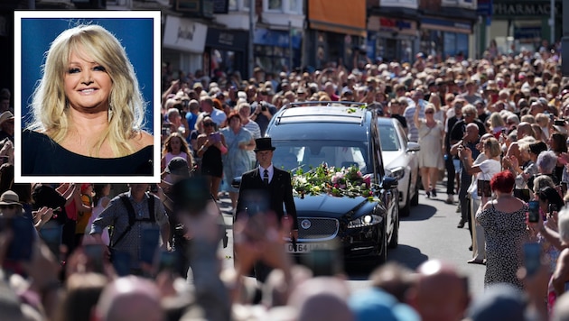 Tausende Menschen verabschiedeten sich in Mumbles von der verstorbenen Sängerin Bonnie Tyler.