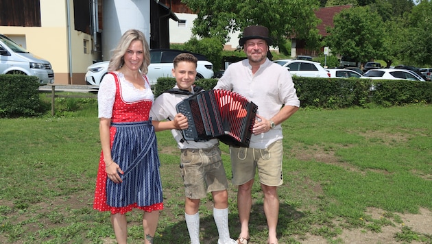 Knopfakrobat Valentin Leo Blazej (12) aus Bleiburg mit Mama Elisabeth und Papa Valentin