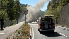 Einsatzkräfte entdeckten auf der Fahrt zu einem Oldtimerbrand auch gleich einen Waldbrand. 