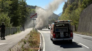 Einsatzkräfte entdeckten auf der Fahrt zu einem Oldtimerbrand auch gleich einen Waldbrand. 