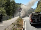 Einsatzkräfte entdeckten auf der Fahrt zu einem Oldtimerbrand auch gleich einen Waldbrand. 