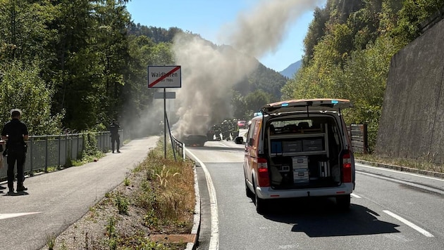 Einsatzkräfte entdeckten auf der Fahrt zu einem Oldtimerbrand auch gleich einen Waldbrand.