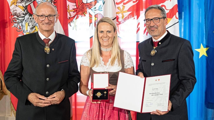 Die Ex-Skirennläuferin Nicole Hosp bekam von LH Anton Mattle (li.) und Arno Kompatscher das ...