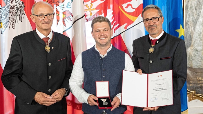 Mario Hauptstock rettete mehrere Personen aus einem brennenden Hochhaus und bekam dafür eine ...