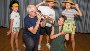 Ottowitz und Lopinsky mit Kindern bei einer Musicalprobe.