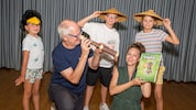 Ottowitz und Lopinsky mit Kindern bei einer Musicalprobe.