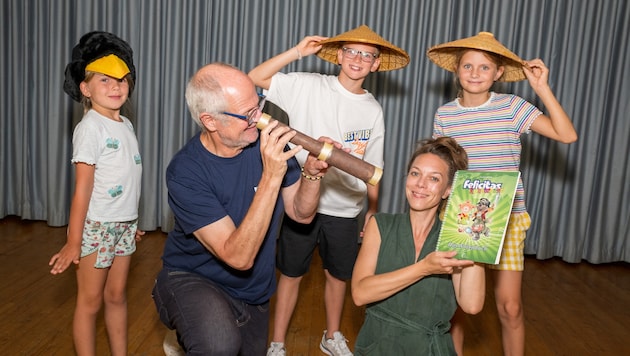 Ottowitz und Lopinsky mit Kindern bei einer Musicalprobe.