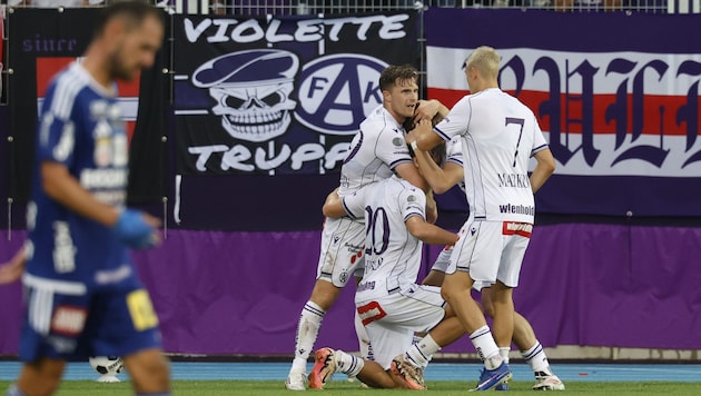 Hettwer celebrated the 2-0 lead for the Veilchen.