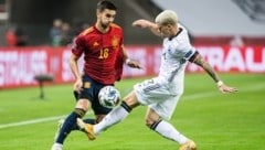Philipp Max (rechts) im Duell mit Spaniens Jose Gaya.