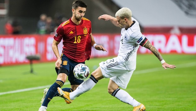 Philipp Max (rechts) im Duell mit Spaniens Jose Gaya.