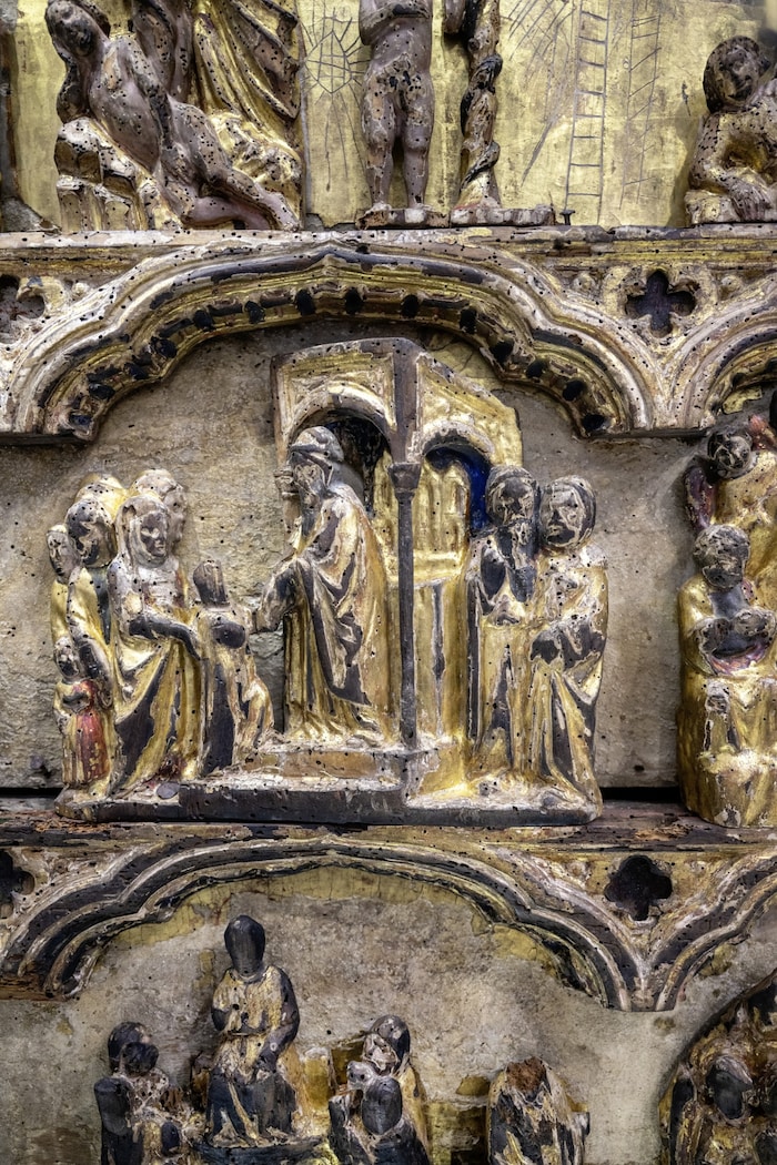 Gemona: Aus Lindenholz wurde das Altarbild für den Dom in Gemona geschaffen. Es zeigt 33 ...