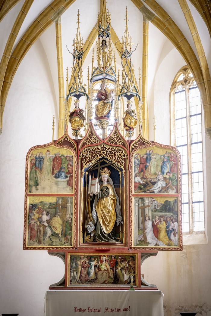 Magdalensberg: Die monumentale Schnitzfigur der heiligen Helena steht im Zentrum des Hochaltars ...