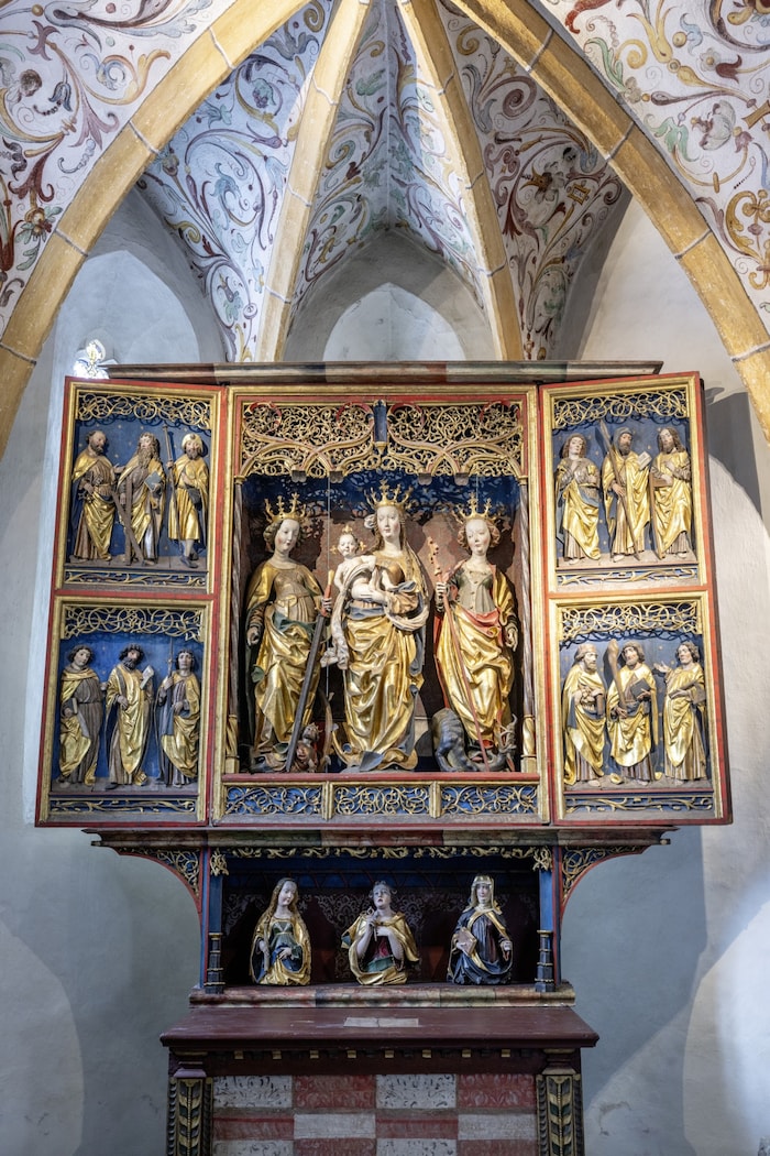 Ossiach: Ein kniender, das Jesuskind anbetender Esel ist eine Besondhereit am Seitenaltar in der ...