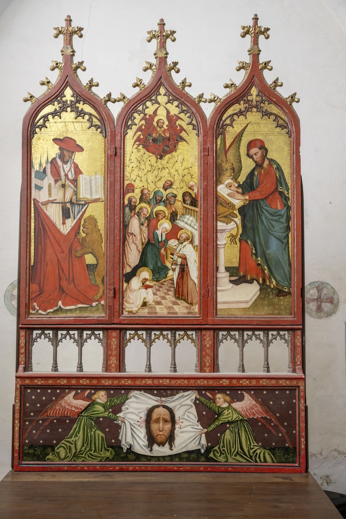 Ptuj: Goldener Hintergrund auf der Festtagsseite am Flügelaltar in der Taufkapelle.