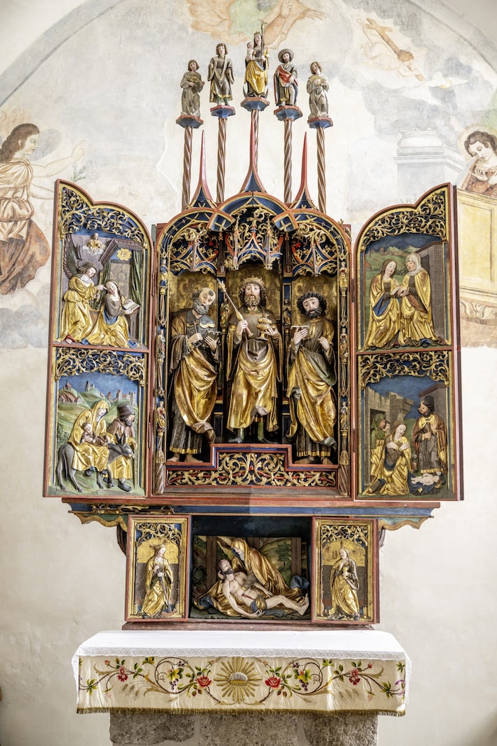 Sauris di sotto (deutsch: Unterzahre): Die Wallfahrtskirche St. Oswald in der deutschen ...