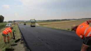Der Asphalt hat beim „Einbau“ 170 Grad. Die Ausnahmetemperaturen der letzten Tage und Wochen ...