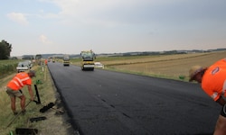 Der Asphalt hat beim „Einbau“ 170 Grad. Die Ausnahmetemperaturen der letzten Tage und Wochen ...