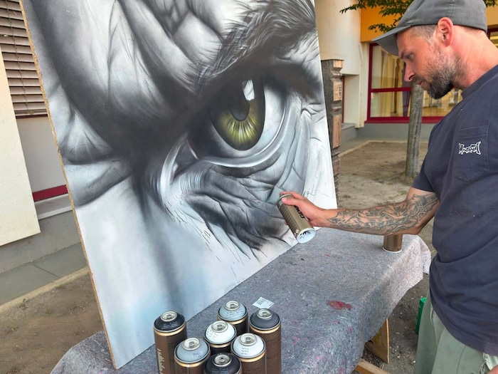 Grafittikünstler Hannes Pitzer arbeitete live.