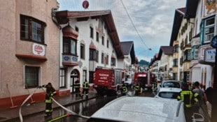 Der Feuerwehreinsatz auf der Bundesstraße nach dem Starkregen.