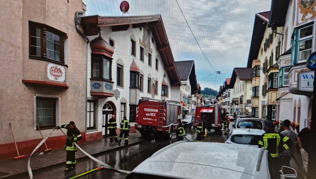 Der Feuerwehreinsatz auf der Bundesstraße nach dem Starkregen.