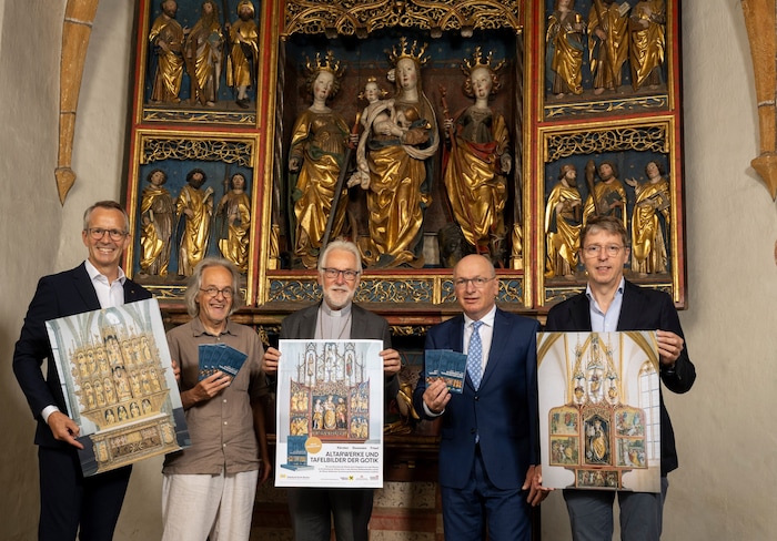 Präsentieren vor dem gotischen Flügelaltar in der Stiftskirche Ossiach die neue Broschüre: ...