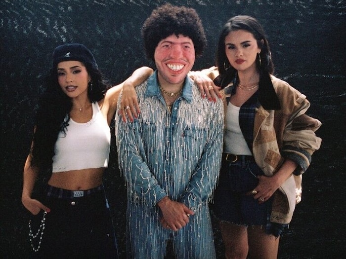 Das „hässliche“ Entlein Blanco (mi.) genießt die Aufmerksamkeit von Frauchen Selena Gomez (re.) ...