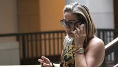 Die ehemalige US-Spitzenpolitikerin Kyrsten Sinema muss sich derzeit wegen Ehebruchs vor Gericht ...