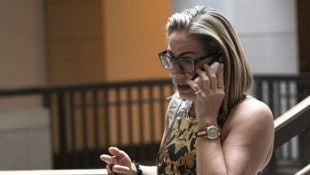 Die ehemalige US-Spitzenpolitikerin Kyrsten Sinema muss sich derzeit wegen Ehebruchs vor Gericht ...