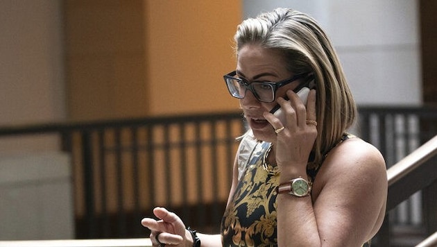 Die ehemalige US-Spitzenpolitikerin Kyrsten Sinema muss sich derzeit wegen Ehebruchs vor Gericht ...
