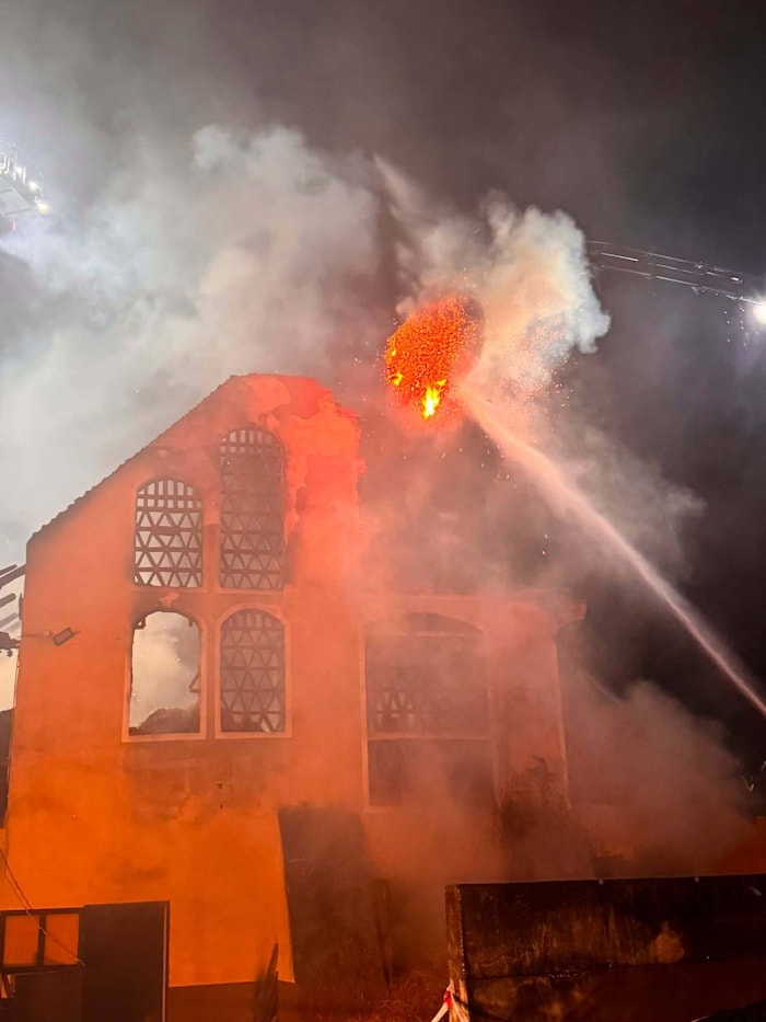Die Flammen drohten auf andere Gebäude überzugreifen.