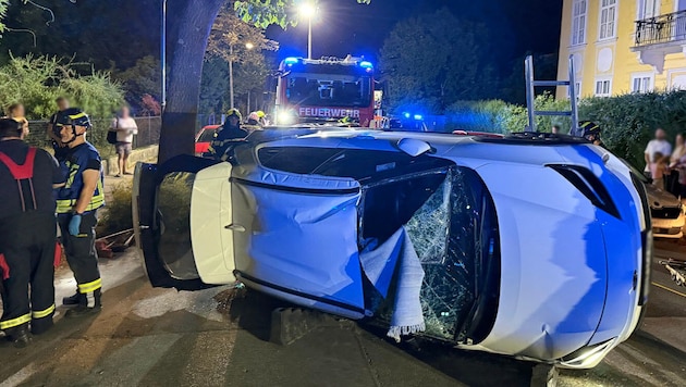 Durch die Wucht des Zusammenstoßes kippte der SUV um.