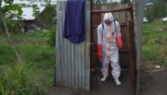 Eine medizinische Fachkraft in Schutzausrüstung im Kongo