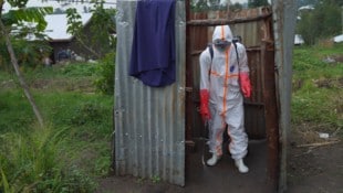 Eine medizinische Fachkraft in Schutzausrüstung im Kongo